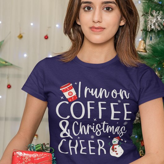 コーヒーとクリスマスの喜びが私を動かす Tシャツ