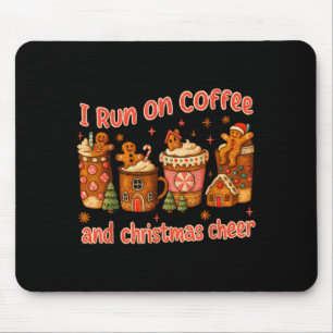コーヒーとクリスマスの喜びで走るジンジャーブレッドTシャツ マウスパッド