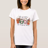コーヒーとクリスマスの喜びで走る 面白いクリスマス Tシャツ (正面)