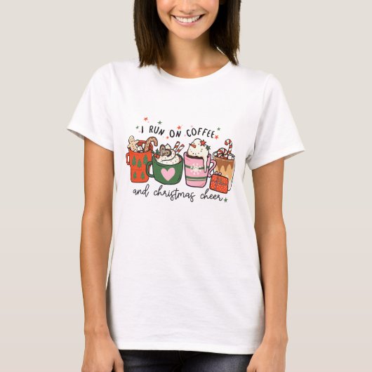 コーヒーとクリスマスの喜びで走る 面白いクリスマス Tシャツ (正面)