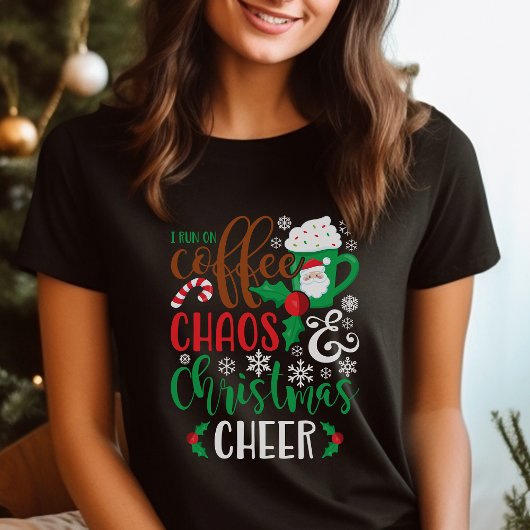 コーヒーとクリスマスの混乱と喜びで動く Tシャツ
