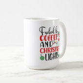 コーヒーとクリスマスライトで煽られる コーヒーマグカップ (正面右)