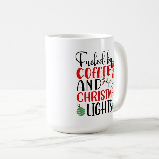 コーヒーとクリスマスライトで煽られる コーヒーマグカップ (正面右)