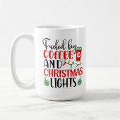 コーヒーとクリスマスライトで煽られる コーヒーマグカップ (左)