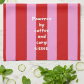 'コーヒーとコーギーのキスに支えられて。' 赤とピンク キッチンタオル (折り畳み)