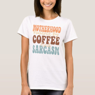 コーヒーとサルカズムに支えられた母性　面白いママ Tシャツ