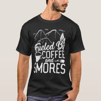 コーヒーとスモアで活力みなぎるキャンプファイアのキャンパー フリー Tシャツ