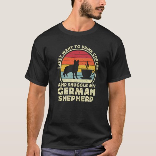 コーヒーとドイツの羊飼い犬レトロGSPパパママ Tシャツ (正面)