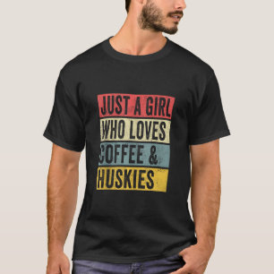 コーヒーとハスキーの犬の恋人を愛しているだけの女の子 Tシャツ