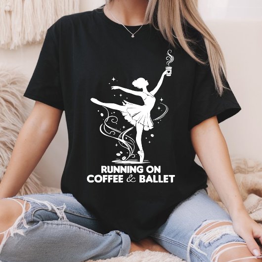 コーヒーとバレエで走る おもしろバレエ教師 ダンサー Tシャツ
