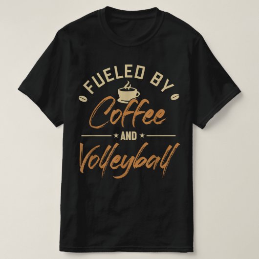 コーヒーとバレーボールのコーチのチームプレーヤーによって燃料 Tシャツ (デザイン正面)