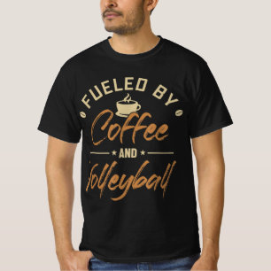 コーヒーとバレーボールのコーチのチームプレーヤーによって燃料 Tシャツ