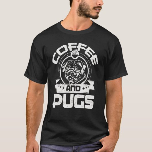 コーヒーとパグ コーヒーを飲むペットの犬の飼い主 Tシャツ (正面)
