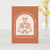 コーヒーとパンプキンスパイスラテに駆り立てられて カード (黄色い花)