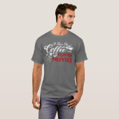 コーヒーとホラー映画で動いている友達 Tシャツ (正面フル)