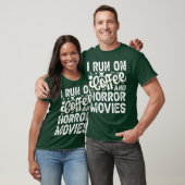 コーヒーとホラー映画で動いている少年 Tシャツ (ユニセックス)