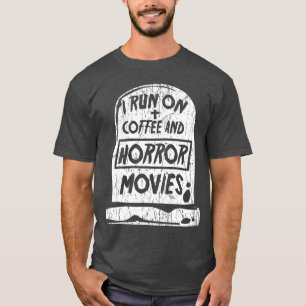 コーヒーとホラー映画で動いている コーヒー好きなホラー映画ファン 映画ファン Tシャツ