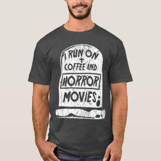 コーヒーとホラー映画で動いている コーヒー好きなホラー映画ファン 映画ファン Tシャツ