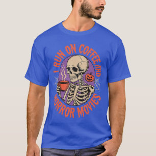 コーヒーとホラー映画で動いている 面白い友達 Tシャツ