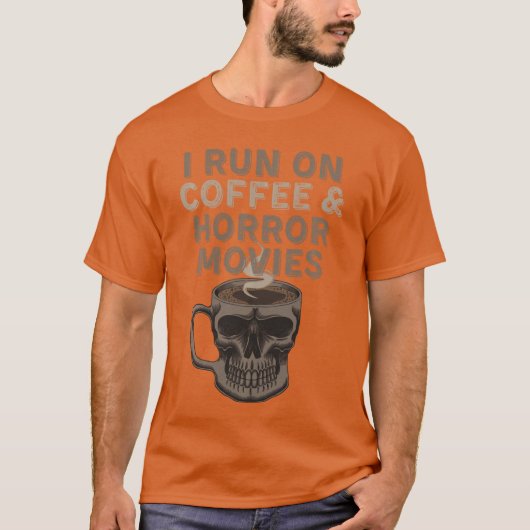 コーヒーとホラー映画で動いてるハロウィン コスチューム Tシャツ (正面)