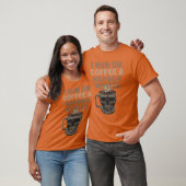 コーヒーとホラー映画で動いてるハロウィン コスチューム Tシャツ (ユニセックス)