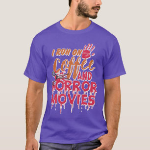 コーヒーとホラー映画で動いてる ホラー映画ファン Tシャツ