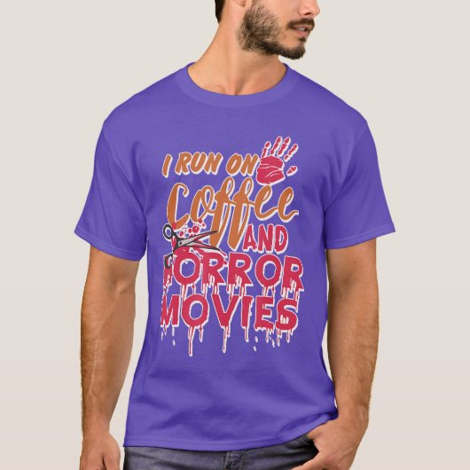 コーヒーとホラー映画で動いてる ホラー映画ファン Tシャツ (正面)