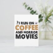 コーヒーとホラー映画で生きている ハロウィンの面白いギフト ポストカード (スタンド正面)