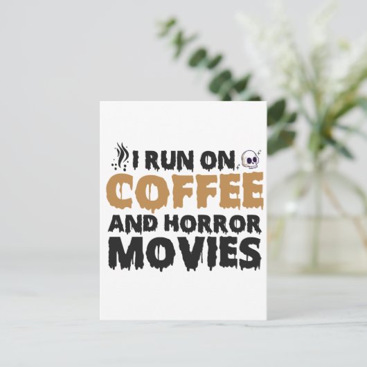 コーヒーとホラー映画で生きている ハロウィンの面白いギフト ポストカード (スタンド正面)