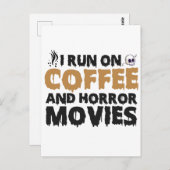 コーヒーとホラー映画で生きている ハロウィンの面白いギフト ポストカード (正面/裏面)