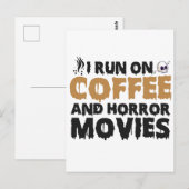 コーヒーとホラー映画で生きている ハロウィン面白い ポストカード (正面/裏面)
