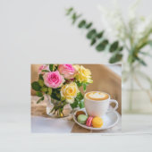 コーヒーとマカロンを添えたバラの花束 シーズンポストカード (スタンド正面)