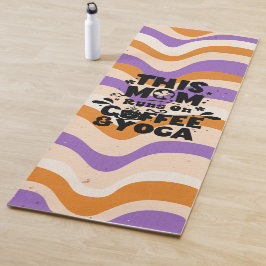 コーヒーとヨガの走レトロの波状パターン上のこのママ ヨガマット