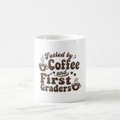 コーヒーと一年生に支えられたレトロ教師 コーヒーマグカップ (中央)