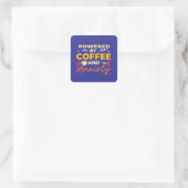 コーヒーと不安に支えられて | 楽しいレトロタイポグラフィ スクエアシール (バッグ)