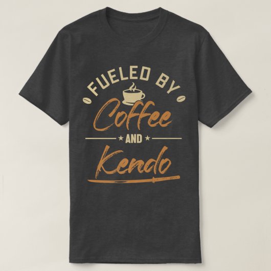 コーヒーと剣道の剣術カタナサムによって燃料 Tシャツ (デザイン正面)