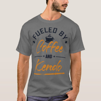 コーヒーと剣道の剣術カタナサムによって燃料 Tシャツ