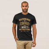 コーヒーと妻の指示で走る面白いデザイン Tシャツ (正面フル)