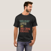 コーヒーと実話犯罪ポッドキャストに支えられて Tシャツ (正面フル)