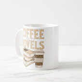 コーヒーと小説 面白い ヴィンテージの本を読む コーヒーマグカップ (正面左)