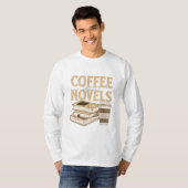 コーヒーと小説 面白い ヴィンテージの本を読む Tシャツ (正面フル)