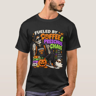 コーヒーと就学前クラスのカオスに支えられて – ハロウィンティー Tシャツ