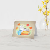 コーヒーと本と平穏な秋のグレータビー猫 カード (黄色い花)