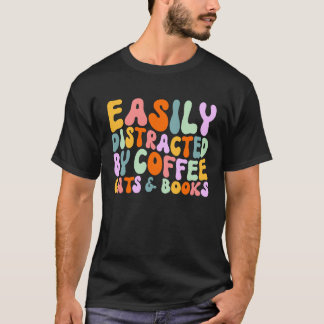 コーヒーと本に気を取られがちな猫の名言 猫と本 Tシャツ