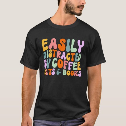 コーヒーと本に気を取られがちな猫の名言 猫と本 Tシャツ (正面)