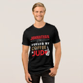 コーヒーと柔道に支えられて 面白いデザイン トライブレンドTシャツ (正面全面)