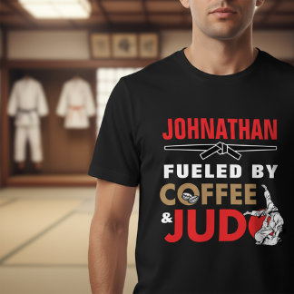 コーヒーと柔道に支えられて 面白いデザイン トライブレンドTシャツ