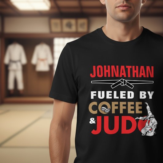 コーヒーと柔道に支えられて 面白いデザイン トライブレンドTシャツ