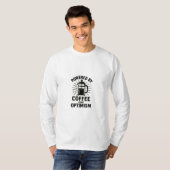 コーヒーと楽観主義に支えられたイラスト Tシャツ (正面フル)