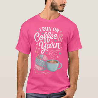 コーヒーと毛糸で走る!おもしろ編み物・編み物好き Tシャツ
